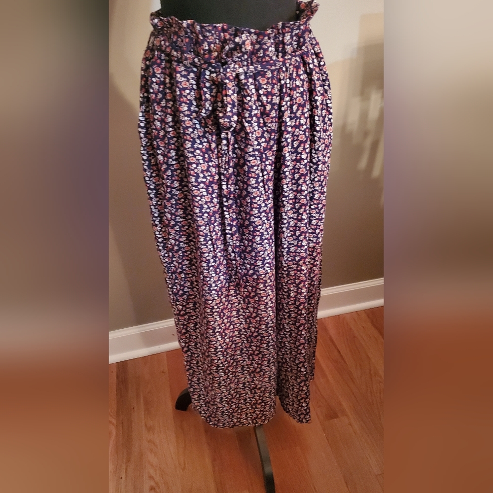 Hollister Floral Capris with Elastic Waist and Tie Belt Size XL